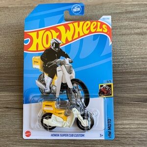 Honda Super Cub Custom Motorcycle Delivery Bike Exclusive Hot Wheels 2024 HTF60